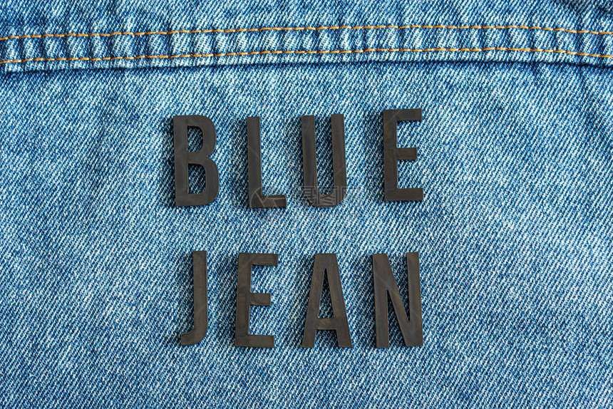 紧贴蓝宝石纹理上的BLUEJEAN黑字图片