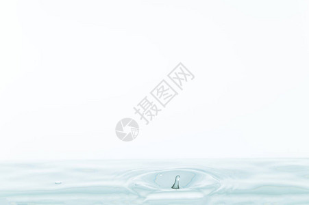 白色背景中的水滴和水波背景图片