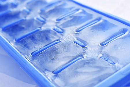 一张蓝色塑料冰块盒中冰块图片