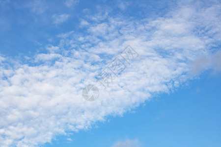 蓝色天空上的云层关图片