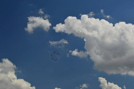 在蓝天背景的大白云图片