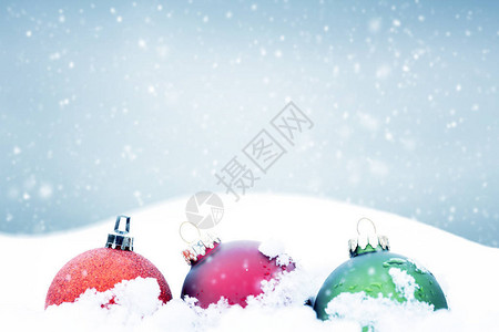 与装饰品和雪花的圣诞节背景图片