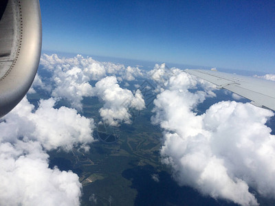 飞机窗外的蓝天白云图片