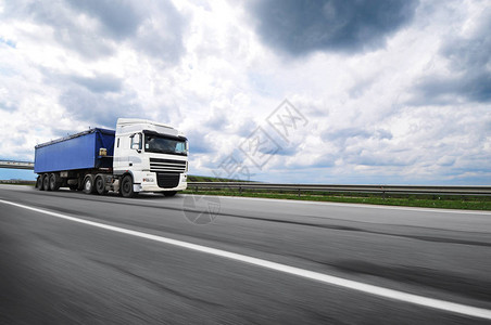 大白色大卡车蓝色拖车在农村公路上行图片