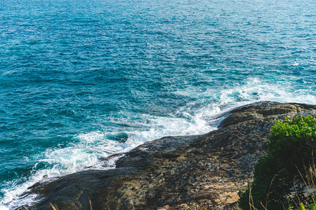 热带夏季自然沙滩海洋和悬崖蓝色天空抽象背景图片