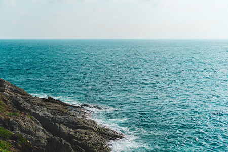 热带夏季自然沙滩海洋和悬崖蓝色天空抽象背景图片