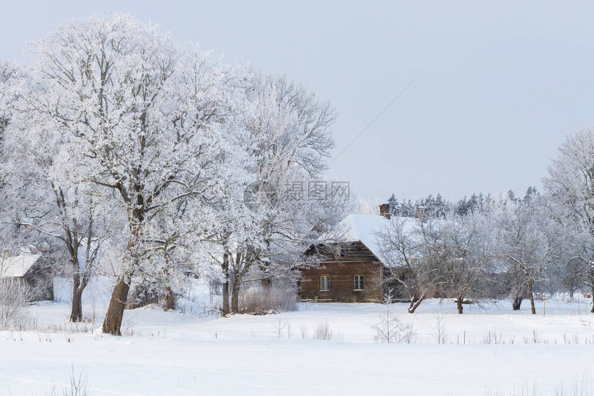 冬季的木建筑和雪景图片