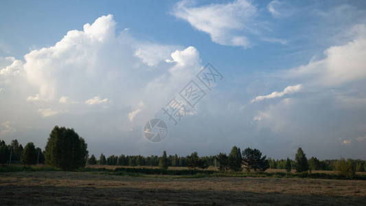 美丽的多云天空笼罩着农田图片