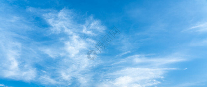 带有云彩抽象背景纹理的蓝色清晰图片