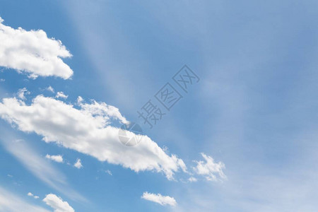浅蓝天空中的白紫积聚云层美图片