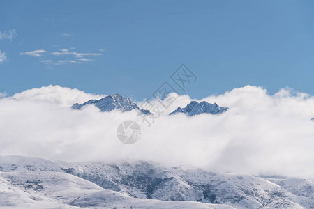 白云蓝天全景雪山图片