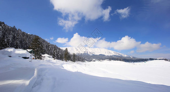 有山和雪的冬天风景图片