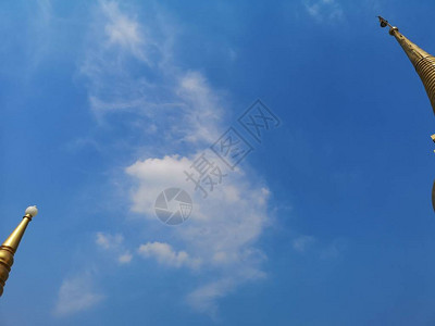 蓝色天空云雾中的图片
