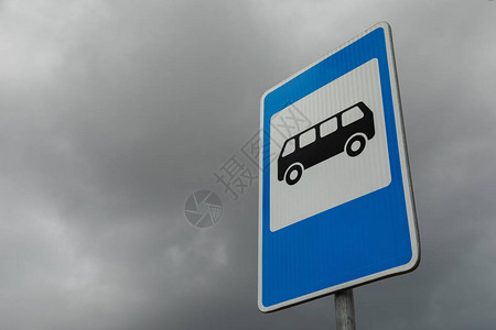 蓝色和白色的公交车站路牌对图片