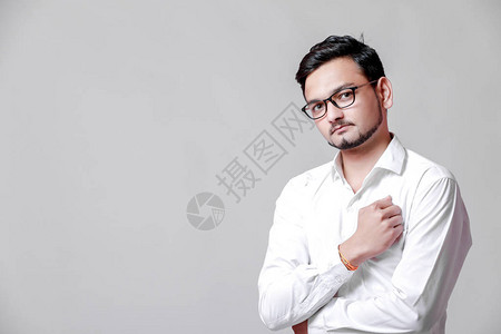 戴眼镜的印度年轻人图片