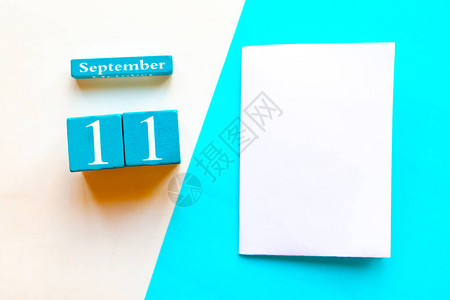 119月11日木制手工日历和白模型空白背景图片