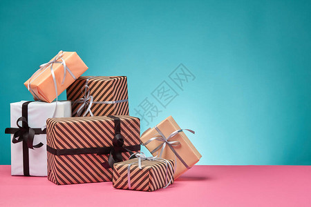 各种尺寸彩色条纹和素色棕色粉红色和白色的纸礼盒图片