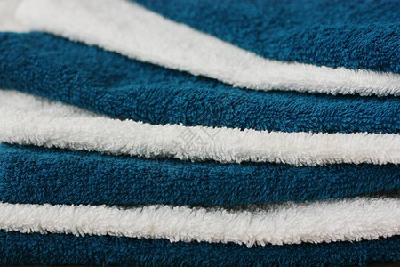 白色和蓝色浴巾近景图片