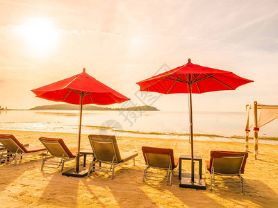 热带海滩和洋的伞状和椅子用于图片