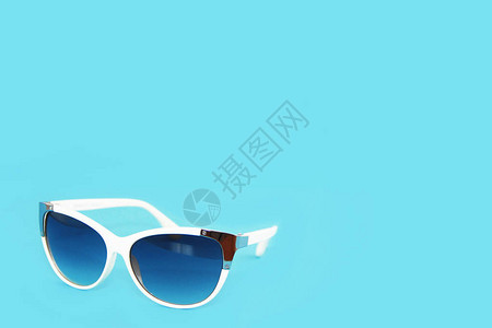 白塑料框中的太阳镜和蓝底眼镜图片