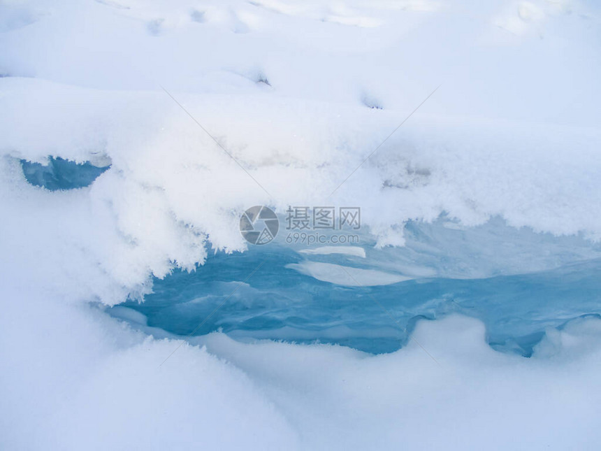 Baikal湖冰雪的图片