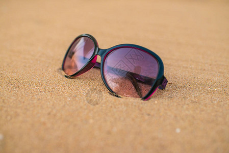 沙滩上的太阳镜背景图片