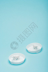 蓝色背景塑料咖啡盖上的白色玩具北极熊图片