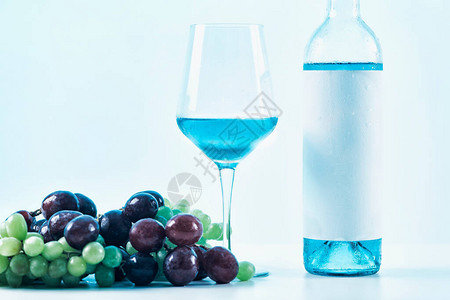 一瓶蓝色葡萄酒一杯葡萄酒图片