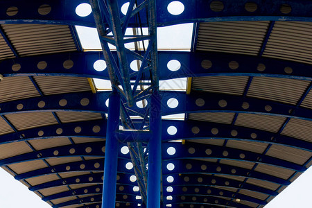 金属制屋顶视图蓝色的管柱和穿孔支撑波束天花板中透明的中心图片