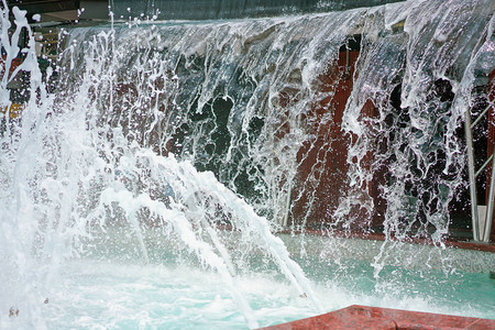 喷泉的喷水喷泉中的水溅抽象的形象图片
