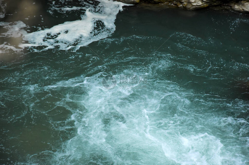 山河在石头之间流淌水与石块对打喷洒向图片