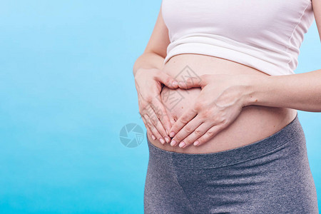 年轻孕妇的中产剖口图片