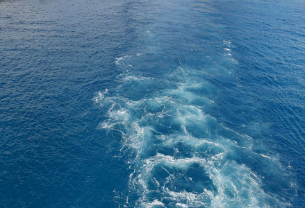 船的螺旋桨产生的水波纹图片