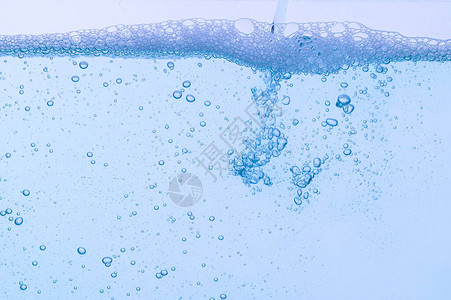 浅蓝色气泡和水白色背景图片