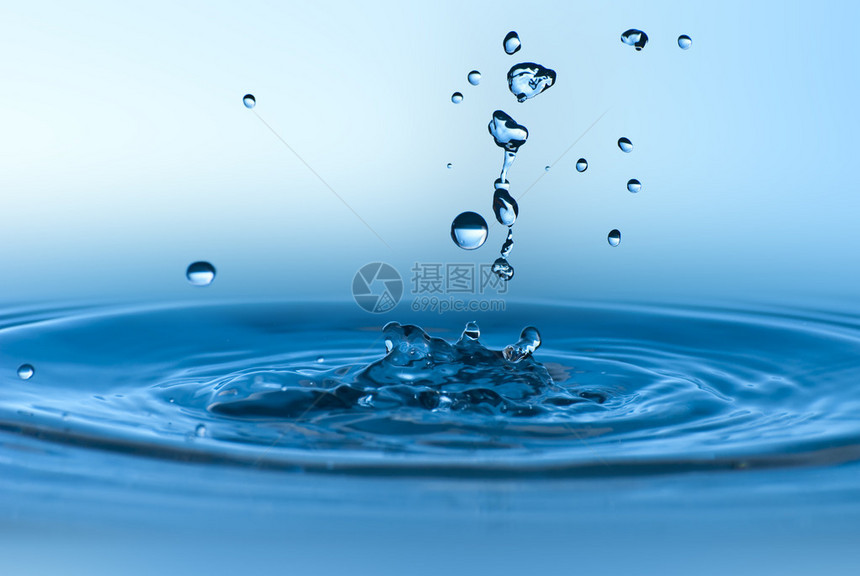 清蓝的色水喷洒在清澈的水中蓝色图片