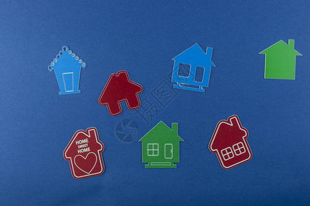 蓝色背景的微型房子顶视图购买房产房屋房地产负担得起的房子银图片