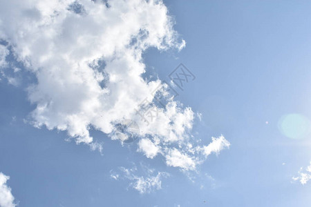 白云飞过蓝天图片
