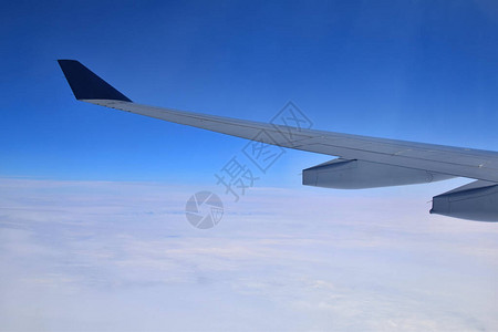 天空中的飞机飞机的翼图片