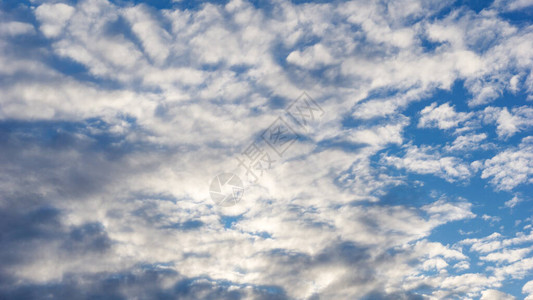 天空中蓬松的卷云背景图片
