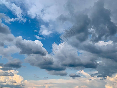 蓝色美丽的天空和白云晴朗的天气阴云图片