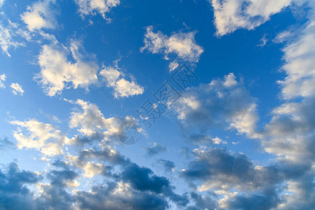 蓝天背景下美丽的云彩景观图片