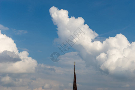 与云景信仰和宗教概念交叉的尖顶图片