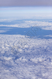 天空中白云之上的风景图片