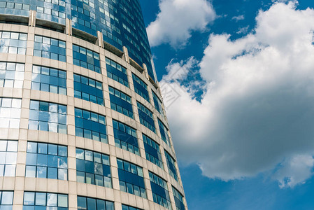 白云反映在商业摩天大楼上层楼的窗户上图片