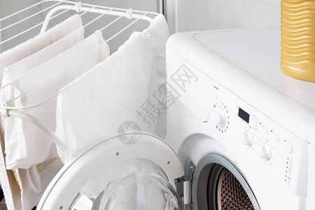 洗衣机和衣服在烘干机上烘干图片