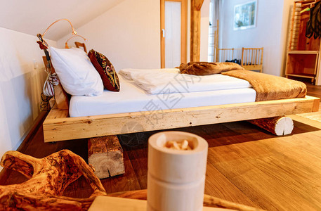 卧室内部现代木床设计房间的木制家具家居装饰房子公寓舒适的风格质朴复图片