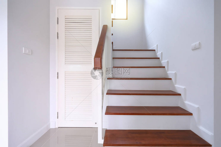 住宅中的棕色木楼梯和白墙图片