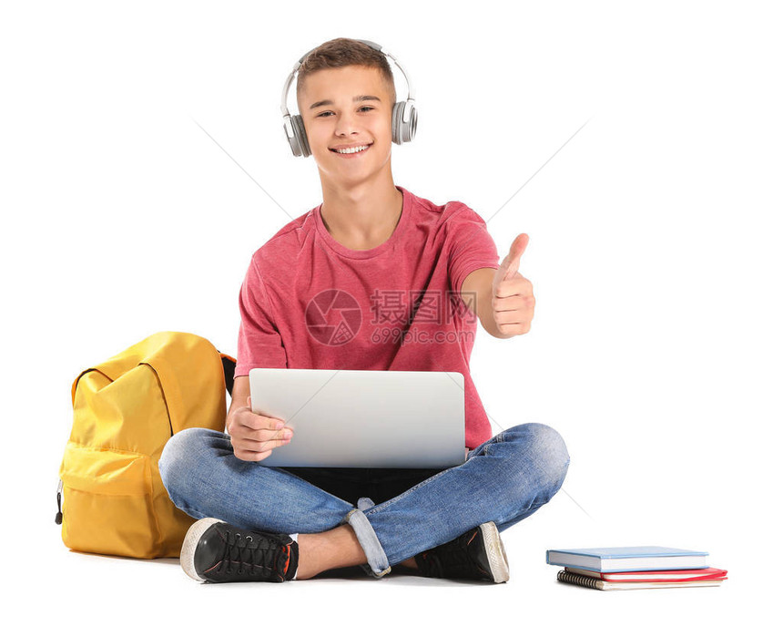 年轻学生用笔记本电脑在白色背景上显图片