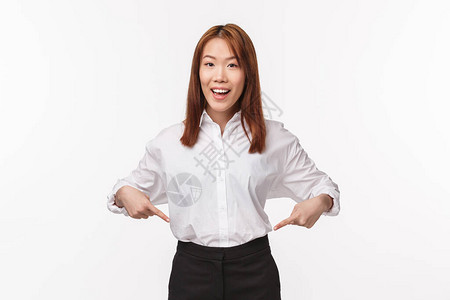 身穿白衬衫和黑裙的漂亮微笑亚洲女肖像邀请结帐产品图片