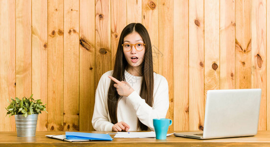 年轻女子在书桌上指图片